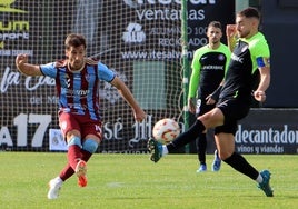 Fer Llorente realiza un pase presionado por un jugador del Andorra.