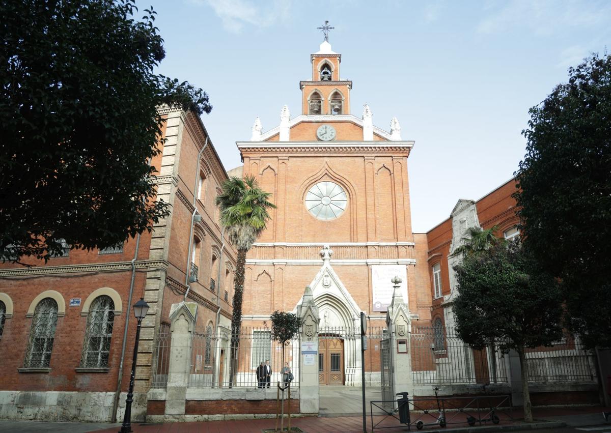 Imagen secundaria 1 - Vidrieras del templo de la Compañía de María en la calle Juan Mambrilla. Abajo, fachada principal y retrato del marqués de Llén.