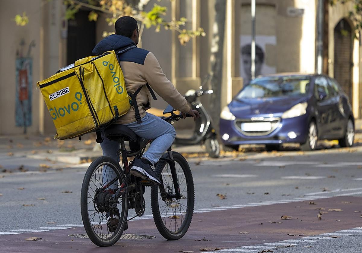 Un repartidor de Glovo en una calle de Barcelona.