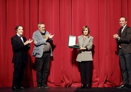 Araceli Fernández muestra el galardón recibido.