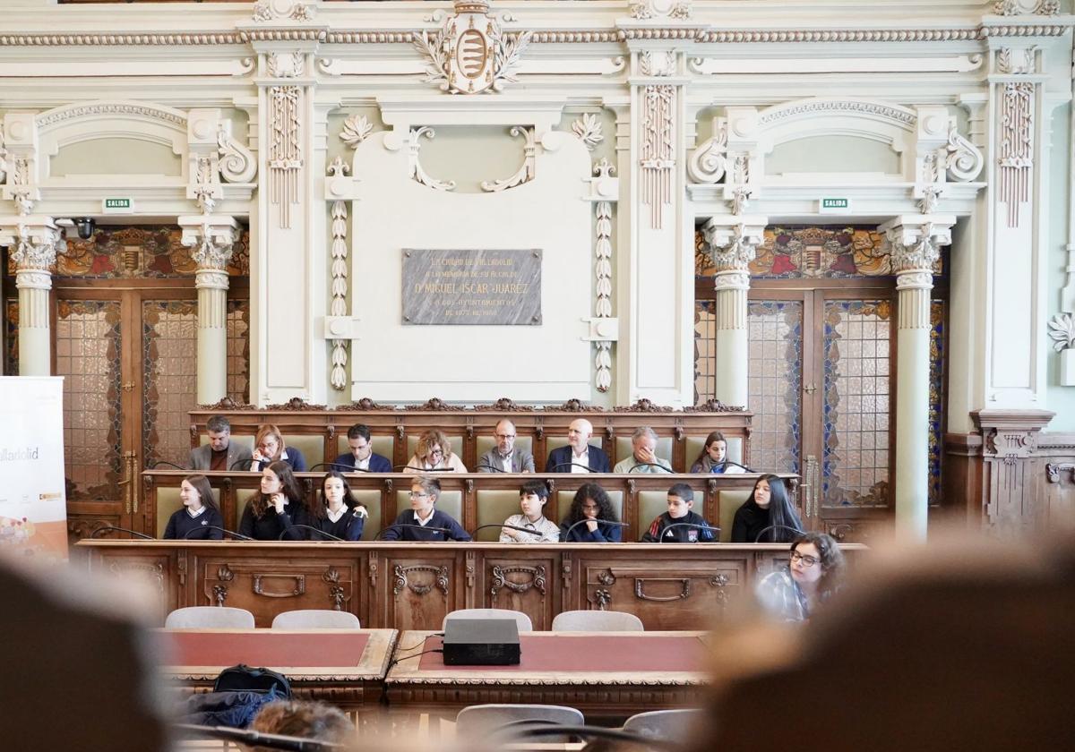 El alcalde de Valladolid, Jesús Julio Carnero, preside el Pleno Municipal de la Infancia.