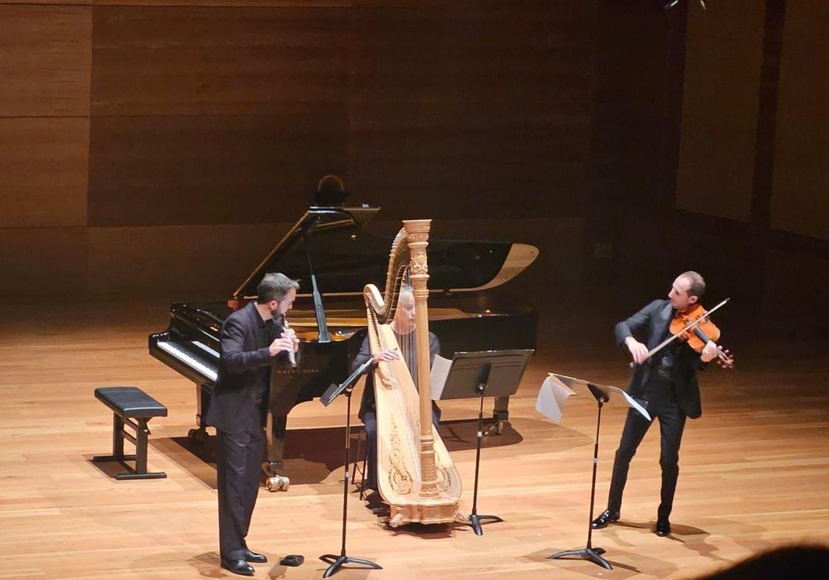 Nacho de Nicolás, Marianne ten Voorde y Antonine Tamestit, durante el concierto.