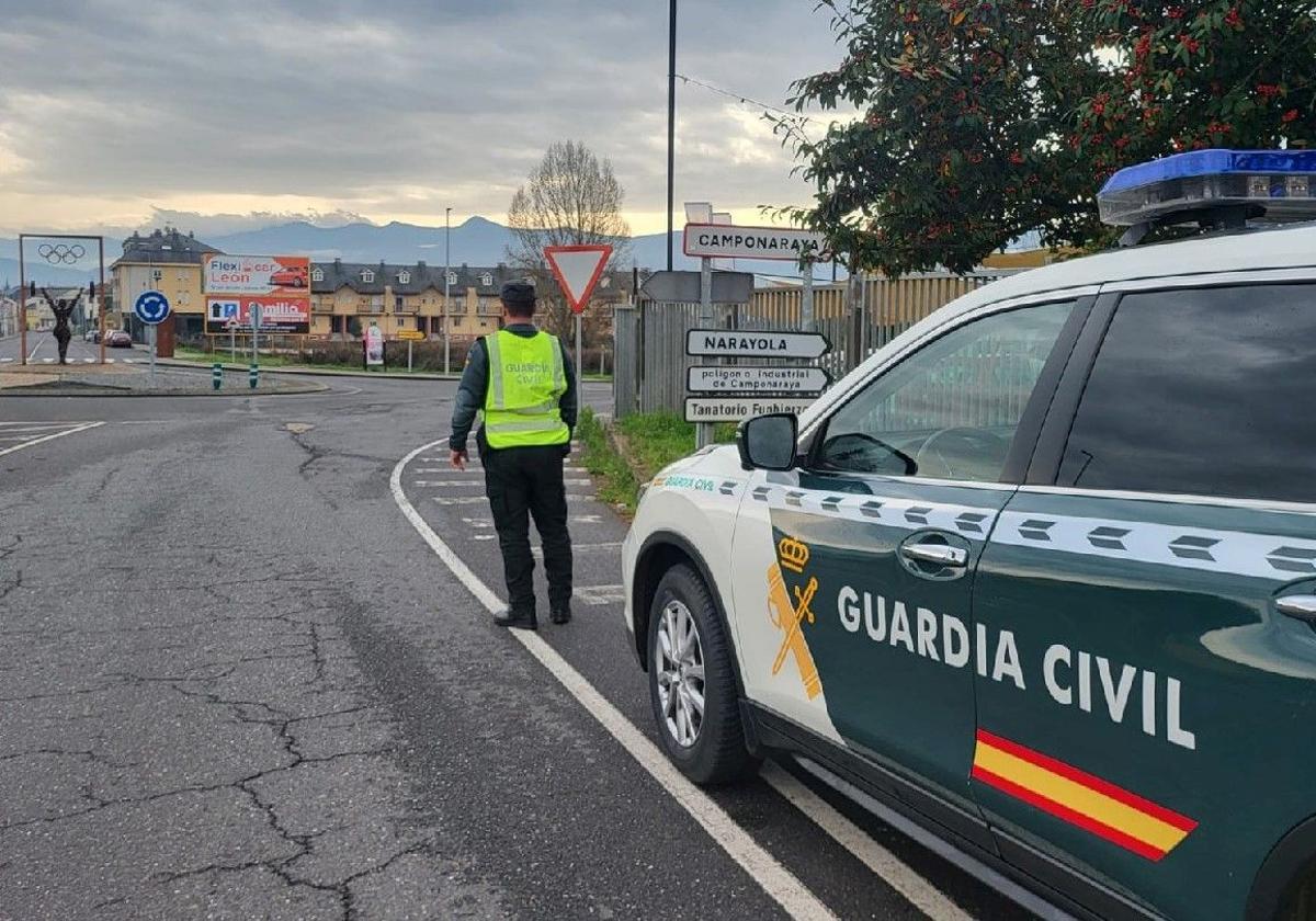 Un Guardia Civil en la rotonda de acceso a Camponaraya.