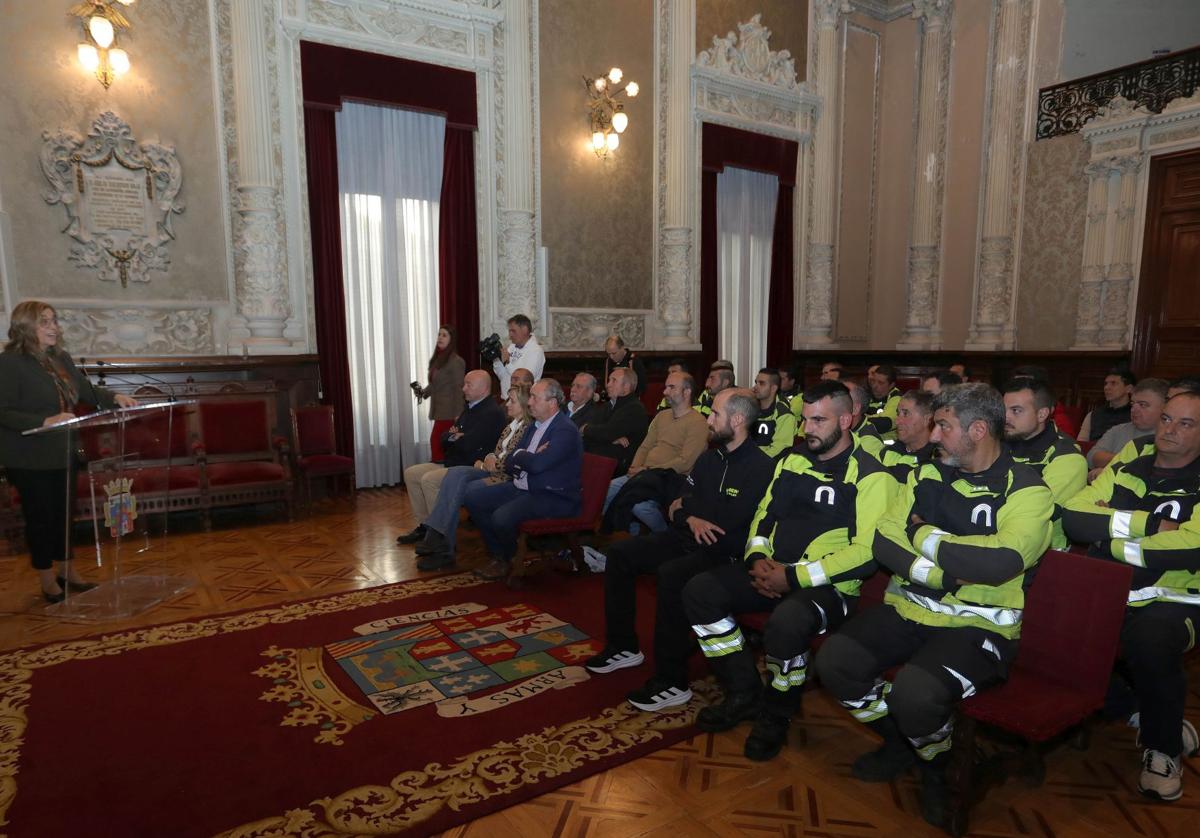 La presidenta de la Diputación se dirige a los bomberos, reunidos en el Palacio Provincial.