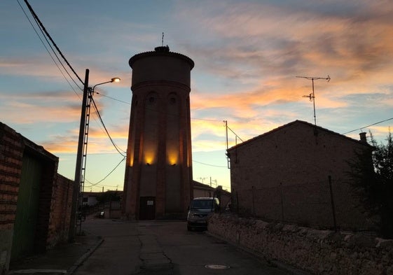 Depósito de agua de Sebúlcor a última hora de la tarde.