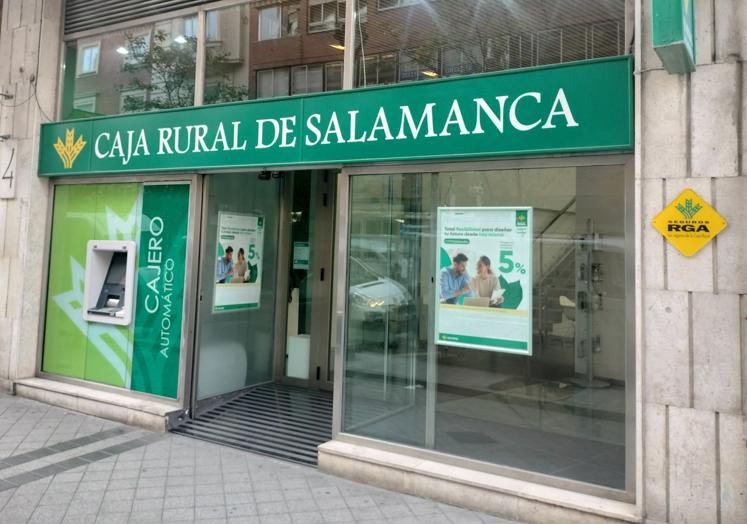 Arriba, oficina de Caja Rural de Salamanca en la calle Gamazo, 4; debajo, la de la Avda. de Palencia, 1, ambas en Valladolid.