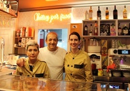 Antonio Campos junto a su mujer y una de las empleadas de la churrería