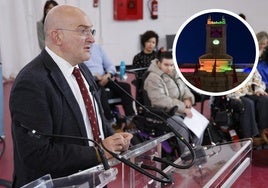 El alcalde, Jesús Julio Carnero, este martes durante un acto del día de las personas con discapacidad en la Cúpula del Milenio. En detalle, el Ayuntamiento iluminado con los colores de la bandera arcoíris.