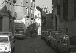 Foto de de la calle en los años ochenta mirando hacia plaza de la Trinidad.