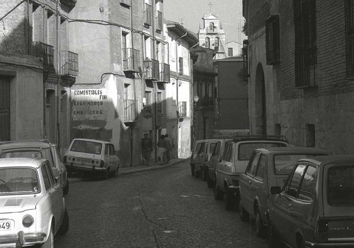 Foto de de la calle en los años ochenta mirando hacia plaza de la Trinidad.