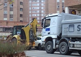 Los operarios inician la reparación de la fuga detectada en Adolfo Miaja de la Muela.