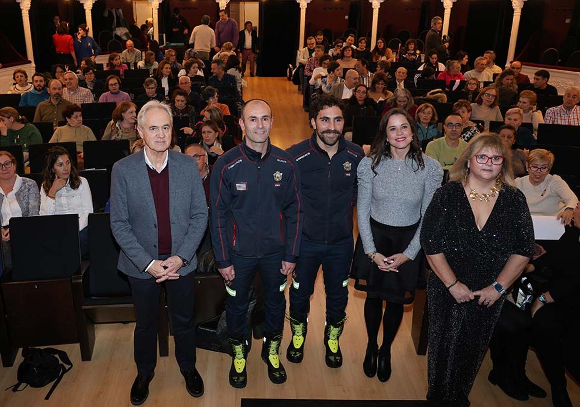 Representantes de las entidades homenajeadas, en el Teatro Principal.