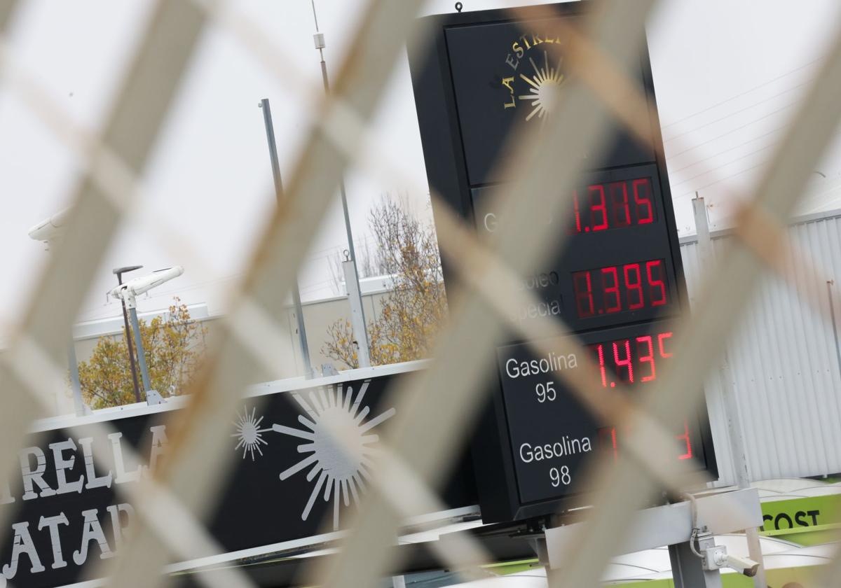 Precios en una gasolnera 'low cost de Valladolid, este martes.