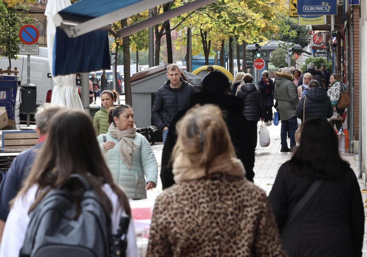 Vecinos de Valladolid caminan por una calle.