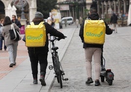 Dos repartidores de Glovo este martes en la Plaza Mayor de Valladolid.