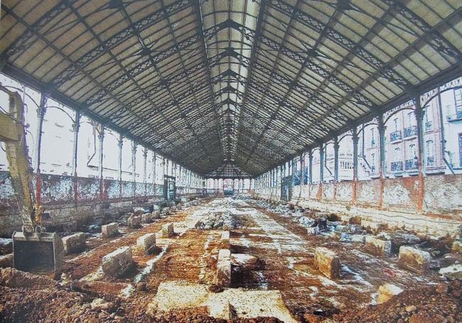 Interior del mercado del Val en plena excavación arqueológica