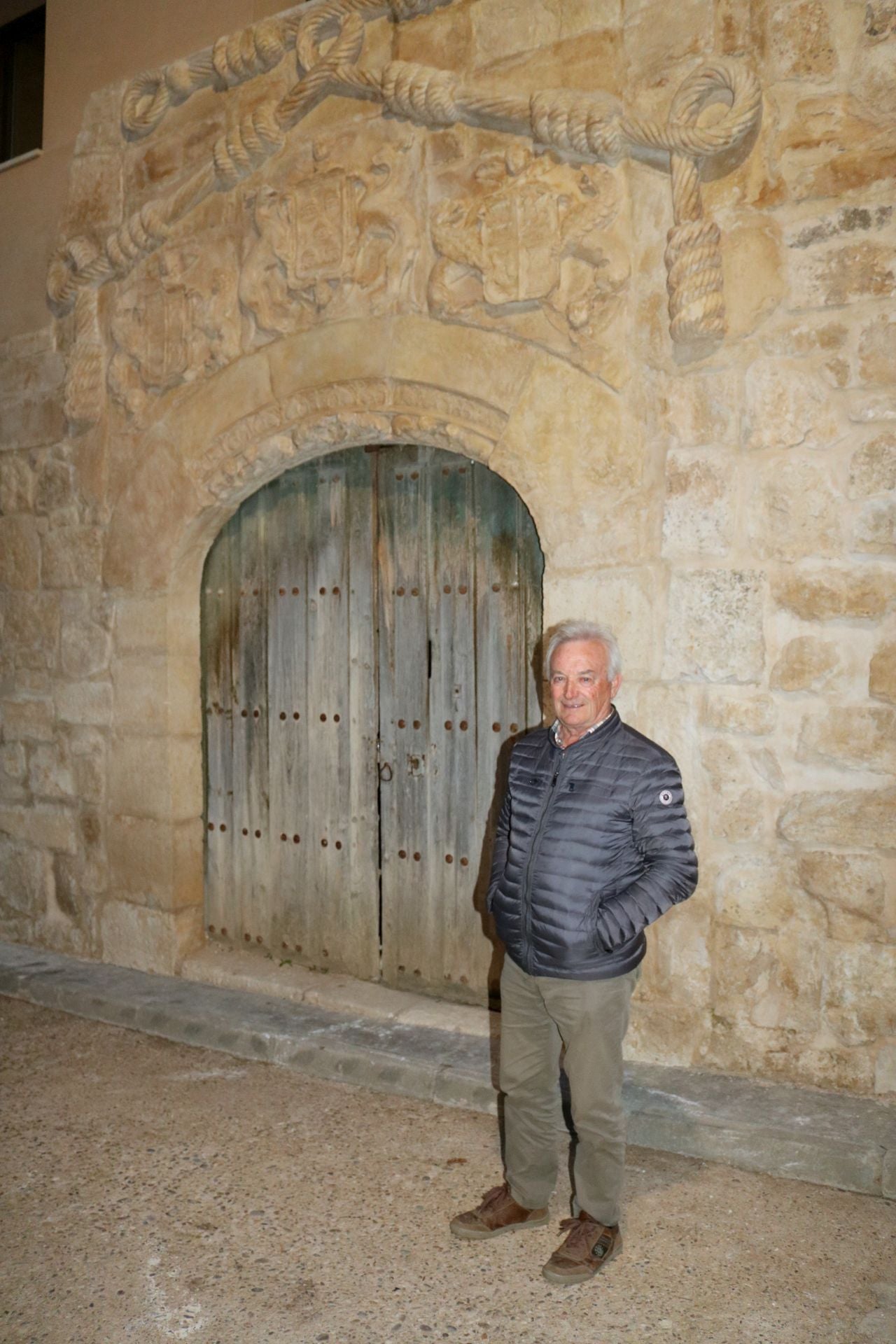 El alcalde de Valdecañas de Cerrato, ante la puerta de la Casa del Cordón.