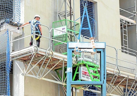 Obreros en un bloque de pisos en Valladolid.