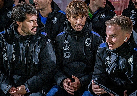 Álvaro Rubio, en el centro, en el banquillo del Adolfo Suárez.