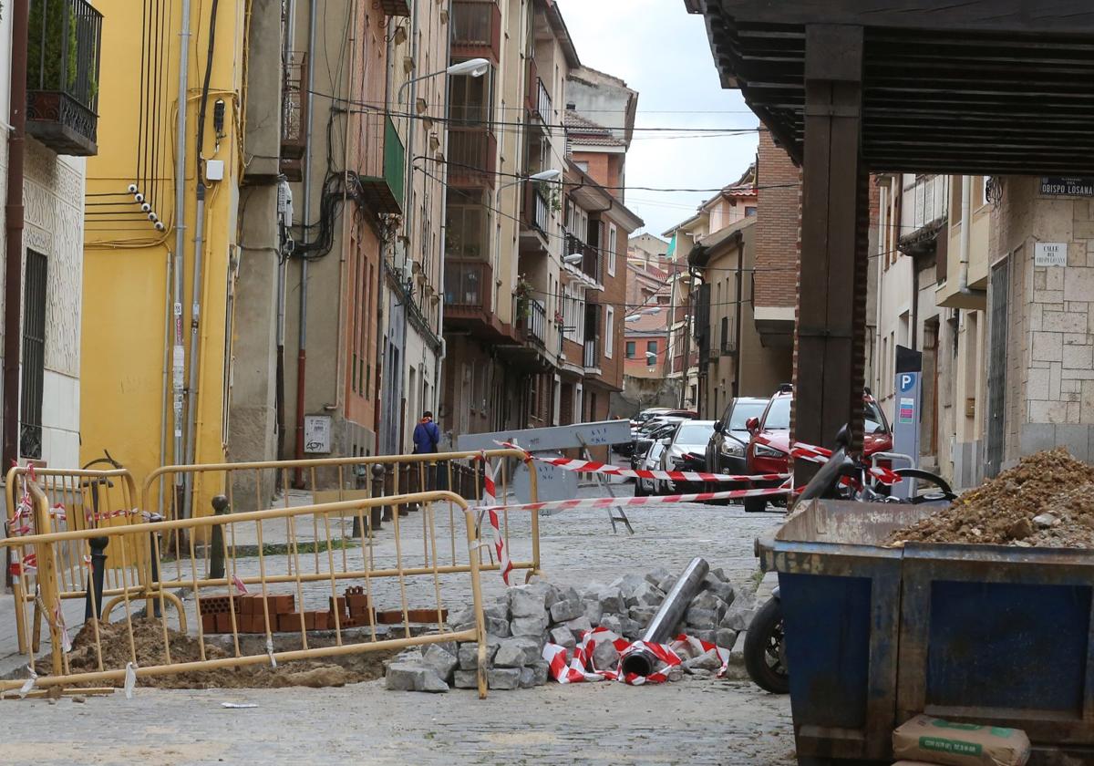 Imagen de archivo de obras en la calle de La Plata por una avería en mayo.