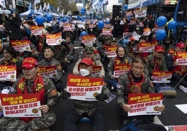 Manifestación en Seúl en la que se pedía la dimisión del presidente surcoreano, Yoon Suk-yeol.