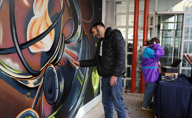 Javier Revilla trabaja en el mural de la Díaz-Caneja.