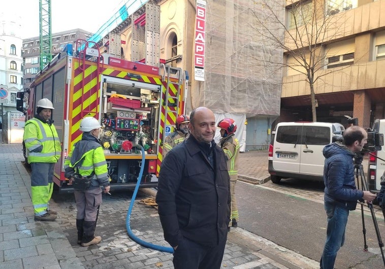 El director de la obra, el arquitecto Óscar Ares, junto al camión de los Bomberos que se ha quedado de retén para refrescar la zona afectada.