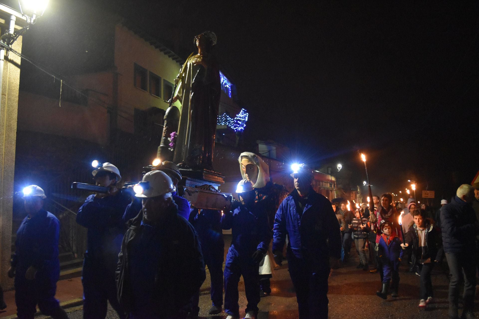 Barruelo festeja a Santa Bárbara con antorchas