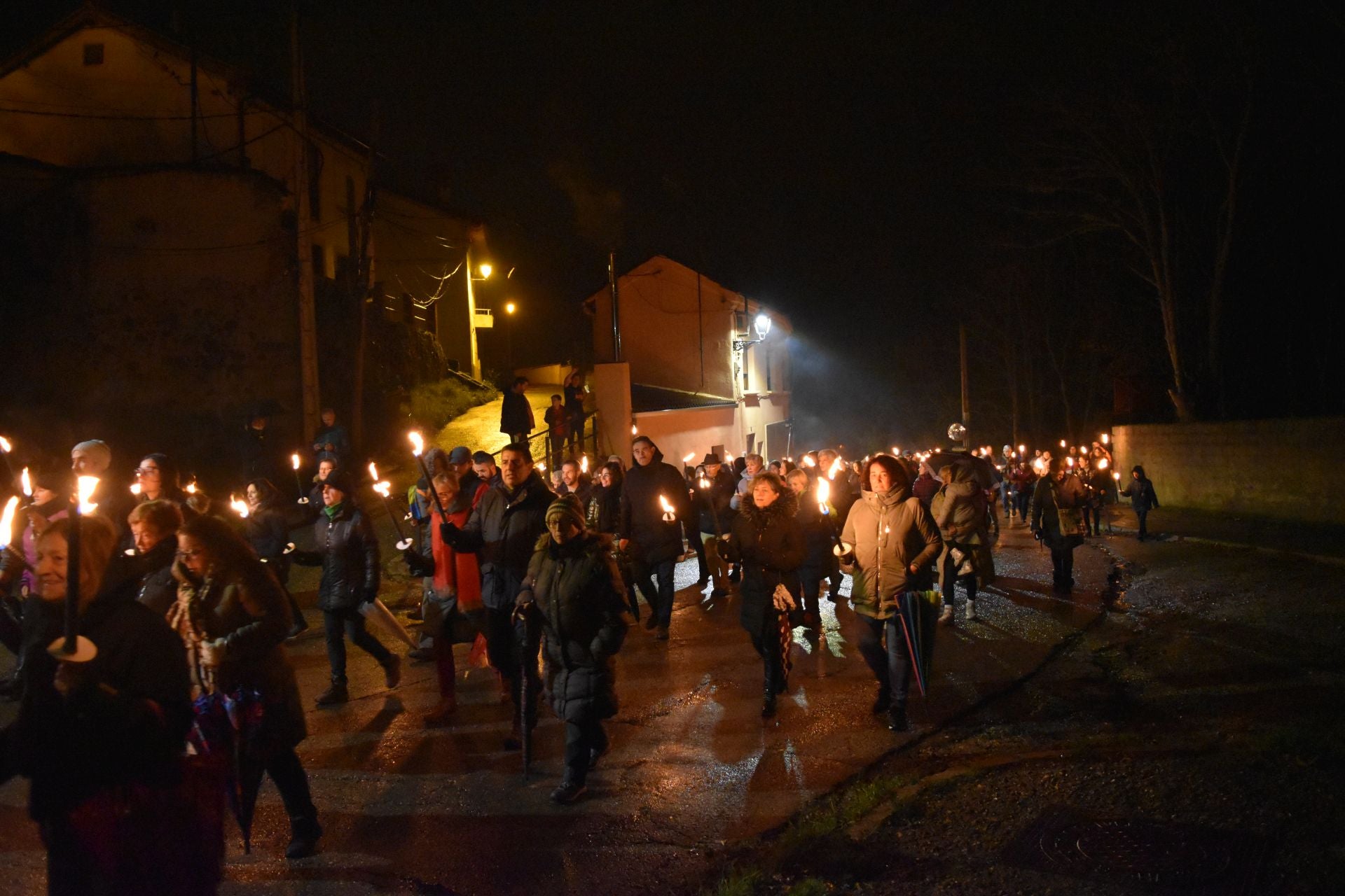 Barruelo festeja a Santa Bárbara con antorchas