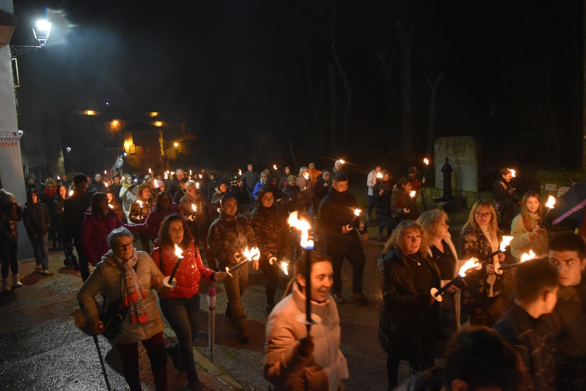 Barruelo festeja a Santa Bárbara con antorchas