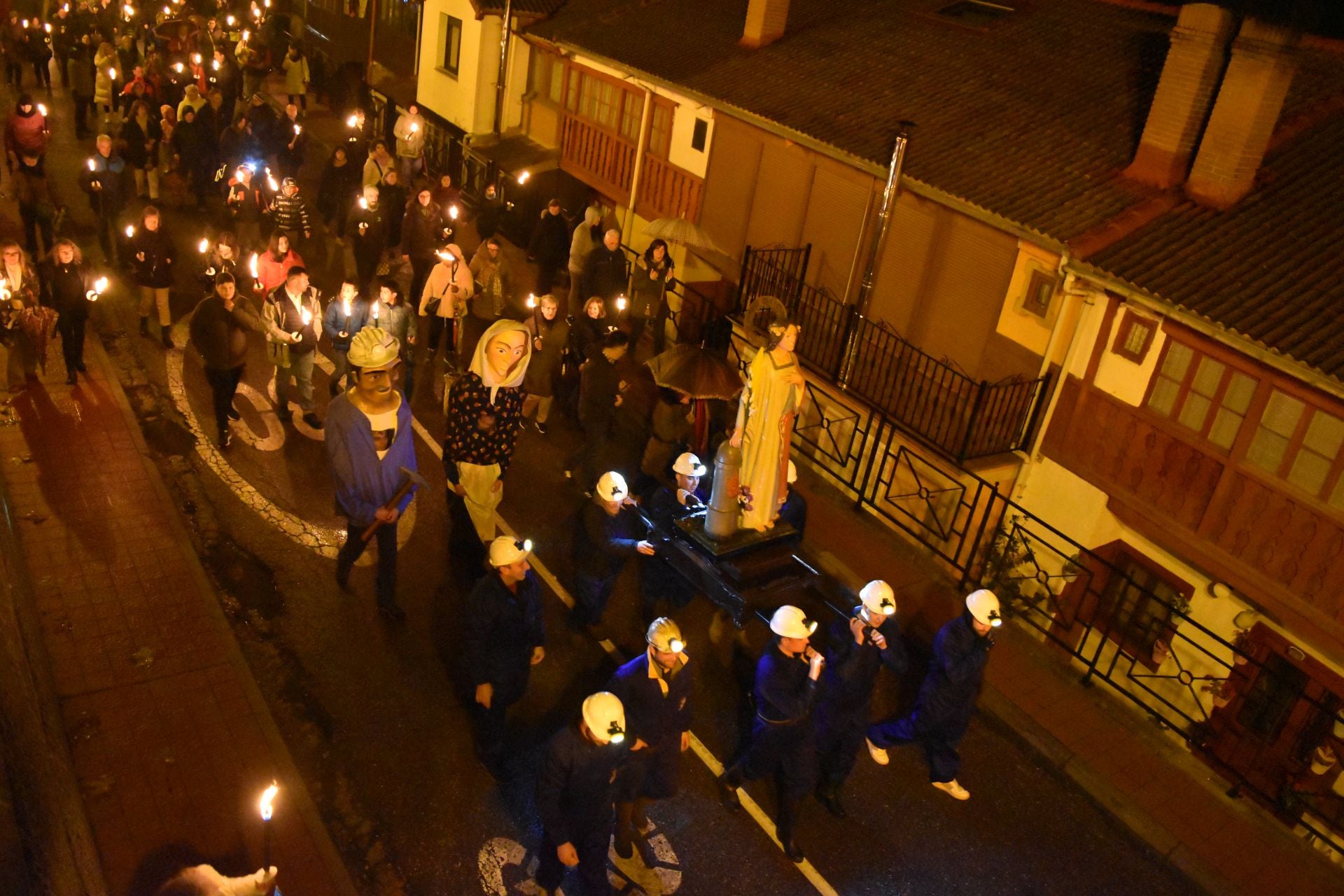 Barruelo festeja a Santa Bárbara con antorchas