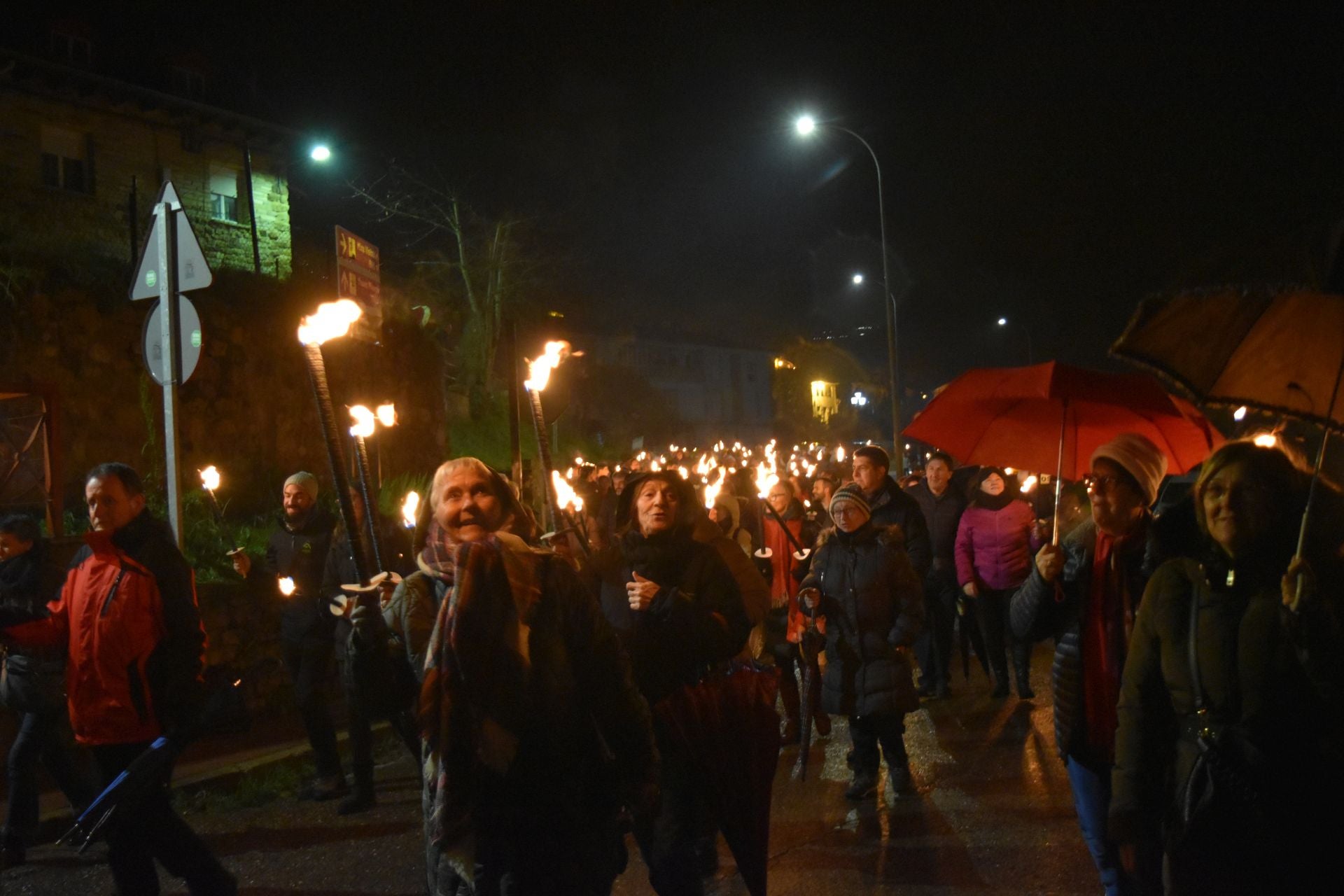 Barruelo festeja a Santa Bárbara con antorchas