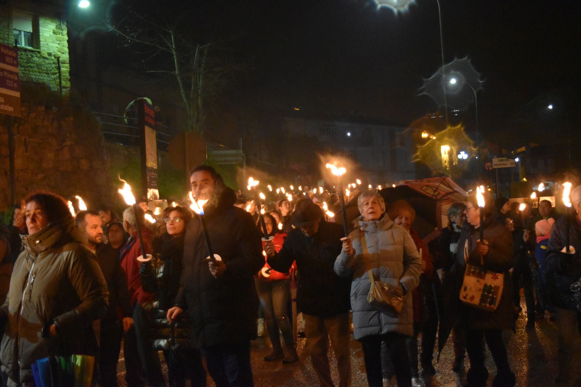 Barruelo festeja a Santa Bárbara con antorchas