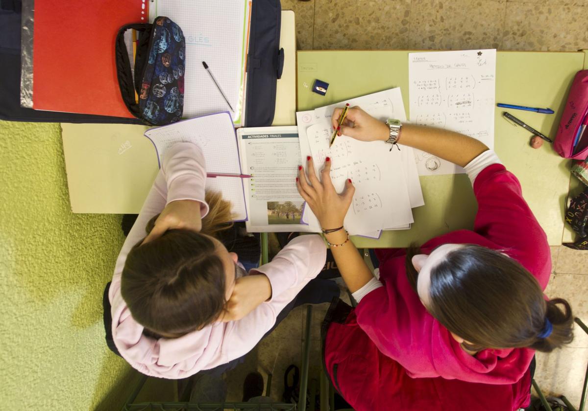 Dos alumnas repasan una lección, en una imagen de archivo.