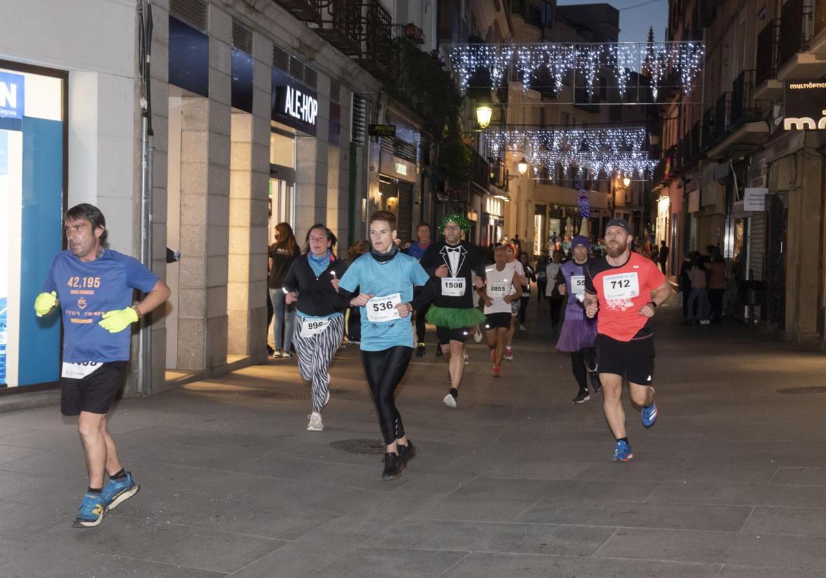 La Carrera de Fin de Año, a su paso por la Calle Real en una edición anterior.