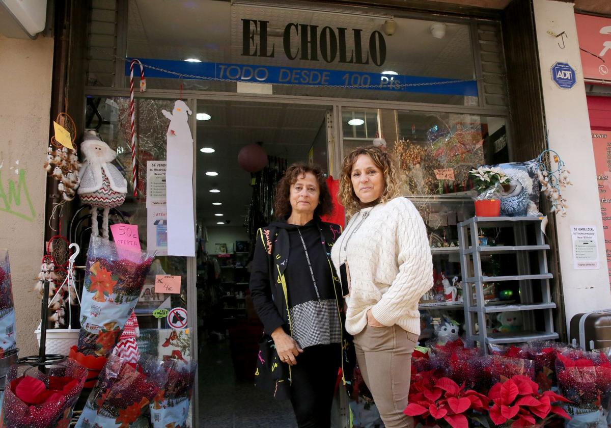 María del Mar y Rosa, delante del bazar El Chollo. Esta será su última Navidad.