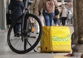 La bicicleta de un repartido de Glovo en los soportales de la Plaza Mayor de Valladolid.