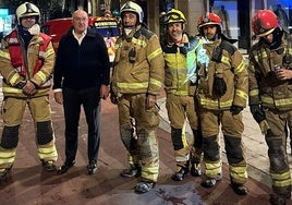 Fotografía difundida por el Ayuntamiento en la que aparece el alcalde frente al Lope de Vega.