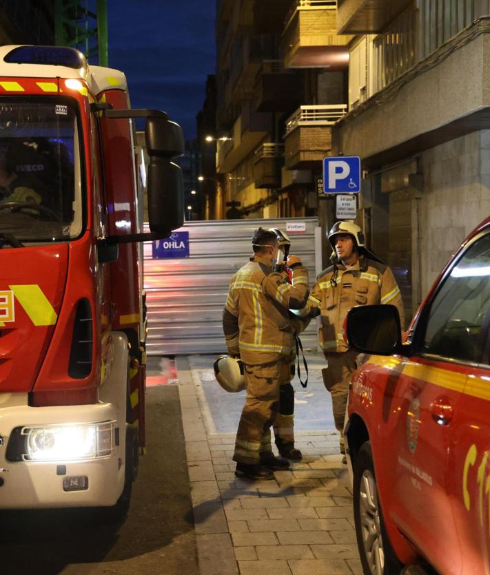 Imagen secundaria 2 - Bomberos y Policía Municipal, a primera hora de este miércoles frente al Teatro Lope de Vega.