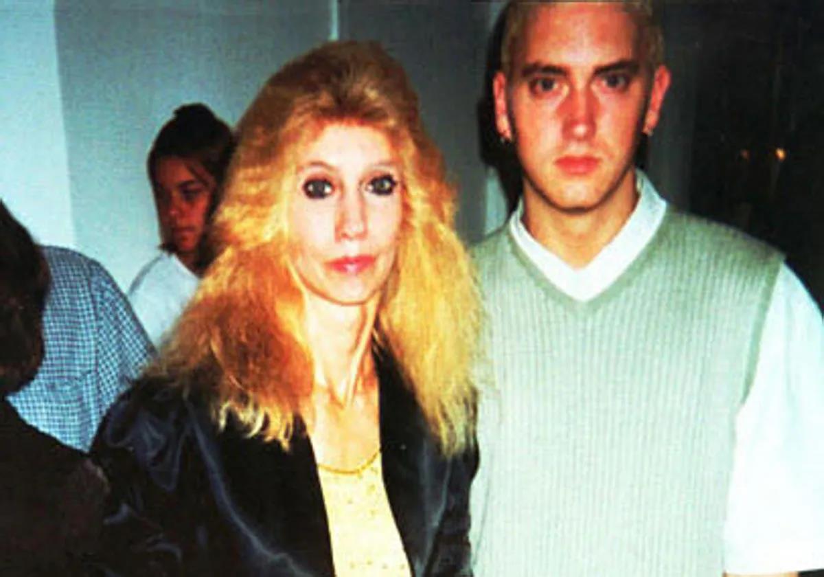 Eminem junto a su madre, Debbie Nelson.