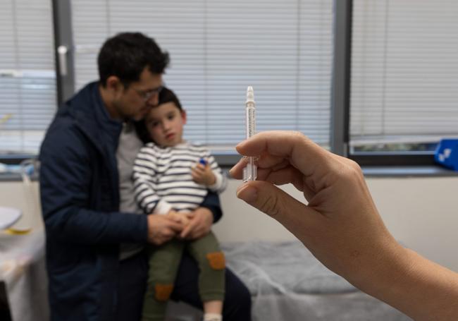 Un niño recibe la vacuna intranasal para prevenir la gripe.