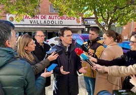 El portavoz del PSOE, Pedro Herrero, este miércoles frente a la estación de autobuses de Valladolid.