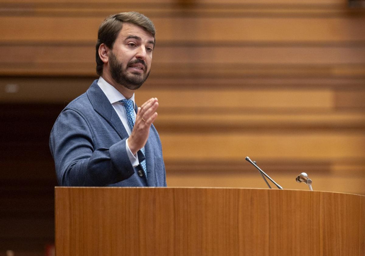 El portavoz de Vox en las Cortes de Castilla y León, Juan García-Gallardo, durante un pleno.