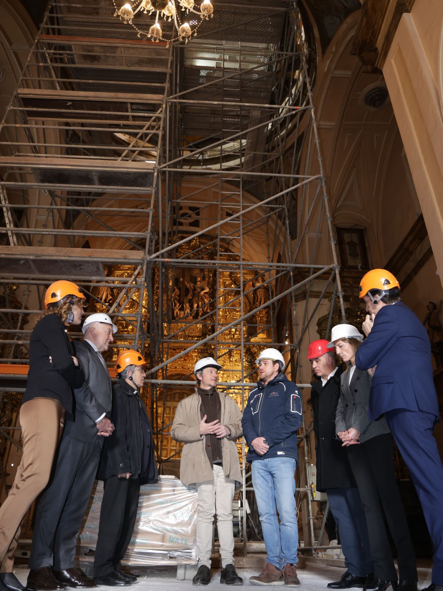 Alcalde, consejero y Arzobispo, en el interior del templo junto a los responsables de la Cofradía.