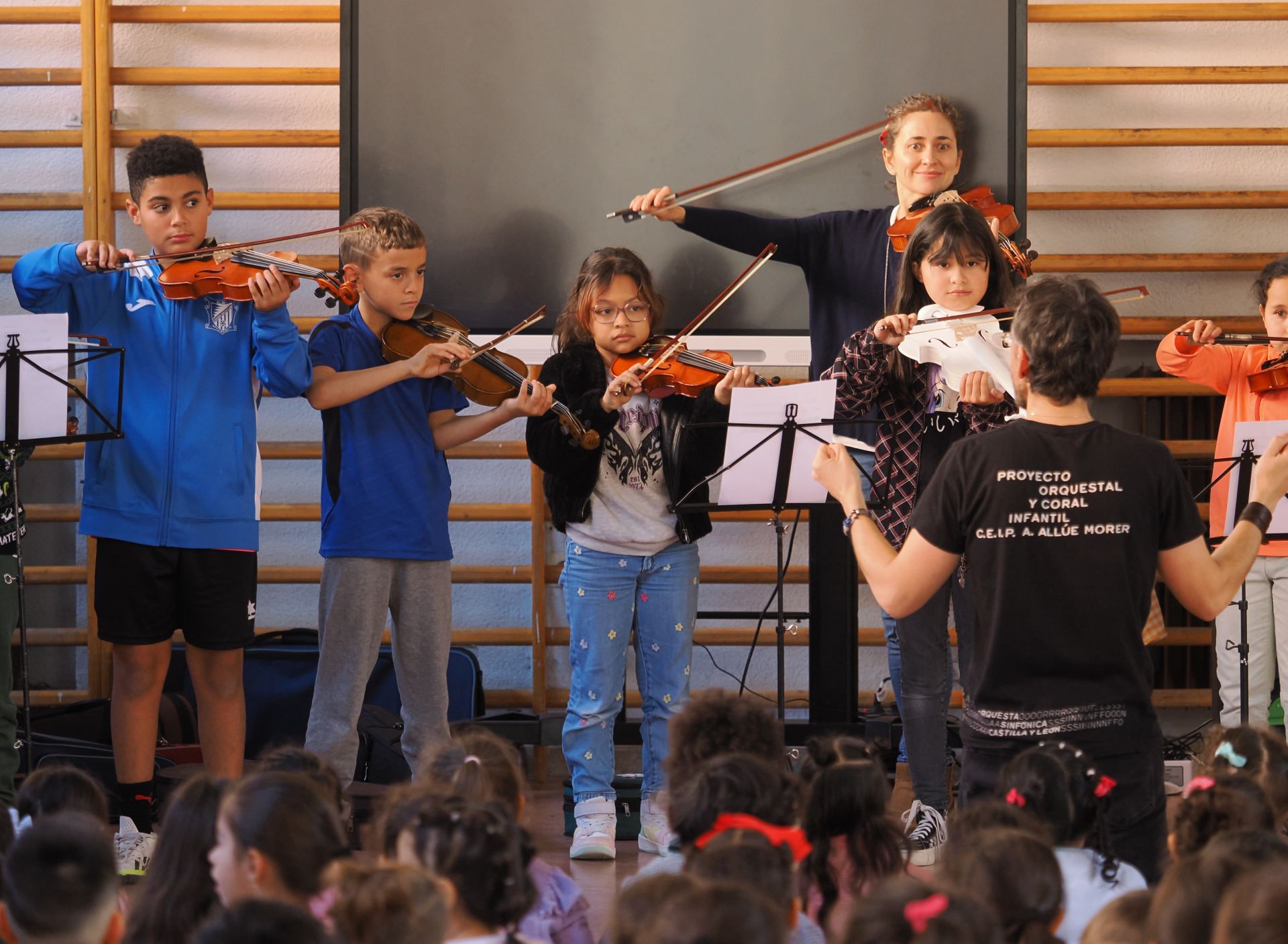 La orquesta 'In Crescendo', uno de los proyectos con los que cuenta el centro, durante la conmemoración.