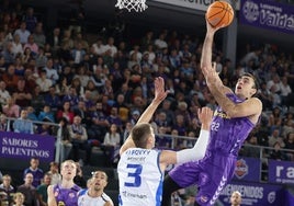 Juampi Vaulet entra a canasta en el partido ante el Amics Castelló.