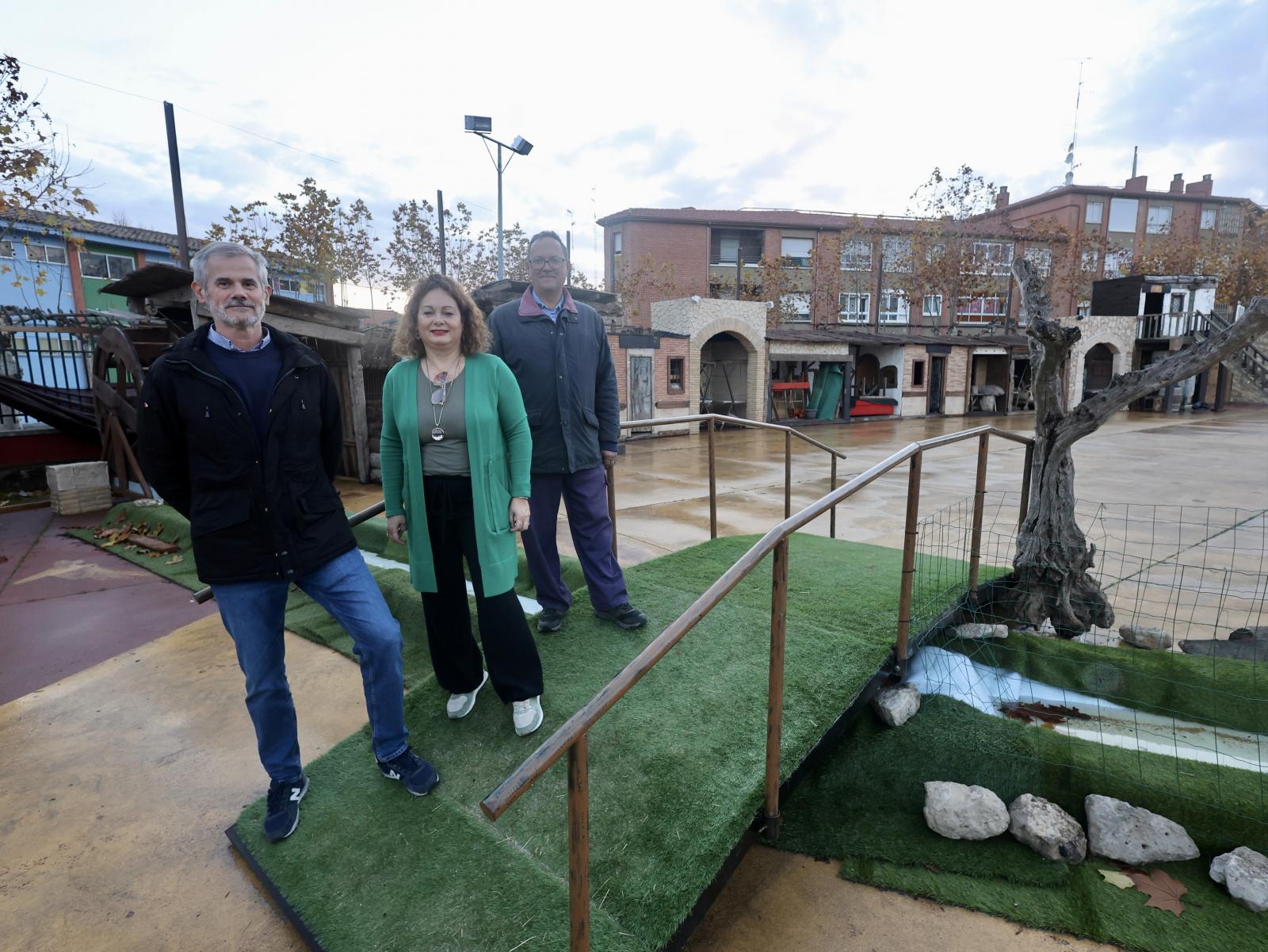 Juan Manuel Para, Mari Carmen Rodríguez y Antolín Fernández, representantes de la Junta Directiva del Belén Viviente y encargada del grupo de vestuario.