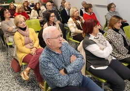 La presidenta, Rosa Andrés, primera por la derecha, en el encuentro con los voluntarios.