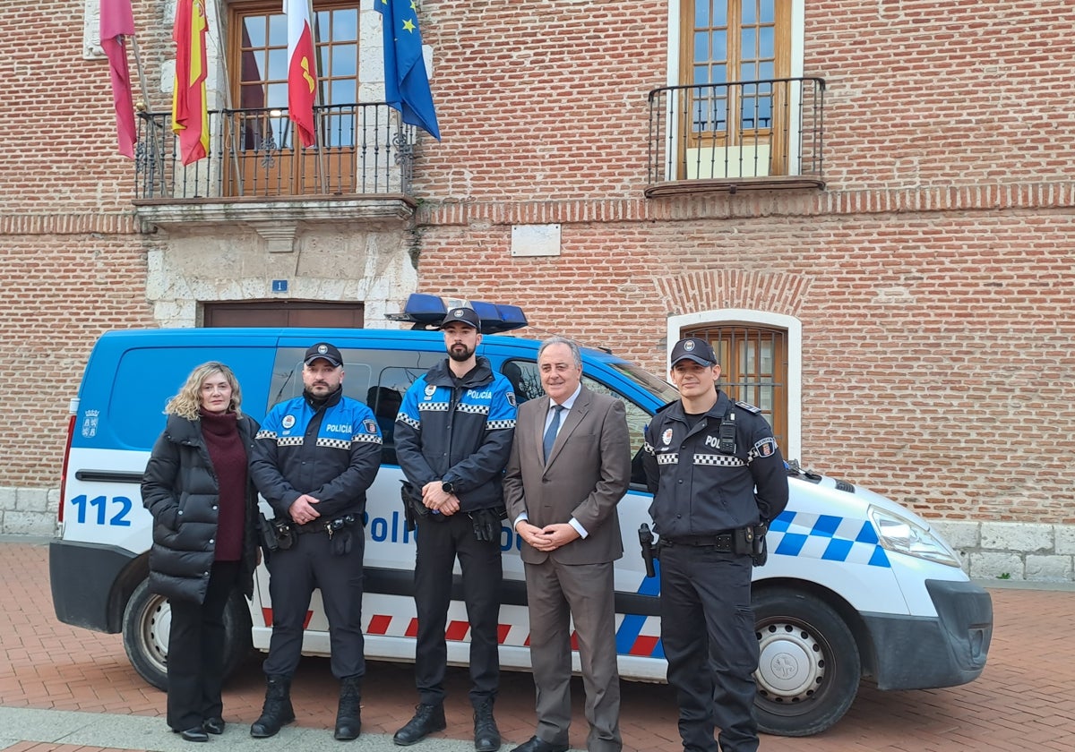 Los dos agentes desplegados, de uniforme, antes de partir a Valencia.