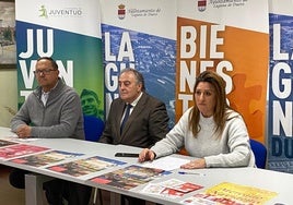 Antolín Fernández, presidente de la Asociación del Belén Viviente de Laguna de Duero, Avelino Álvarez, alcalde del municipio, y Estela Crespo, concejala de festejos, durante la presentación de la programación navideña.